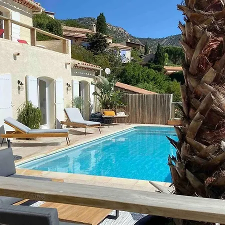 élégante Vue 180 à 5 Min Luxe Et Confort Garantis Le Lavandou