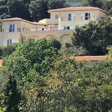 Elegante Vue 180 A 5 Min Luxe Et Confort Garantis Le Lavandou