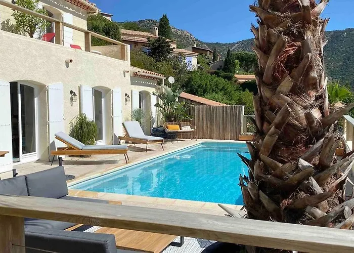 Elegante Vue 180 A 5 Min Luxe Et Confort Garantis Le Lavandou