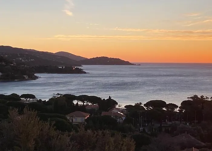 Elegante Vue 180 A 5 Min Luxe Et Confort Garantis * Le Lavandou