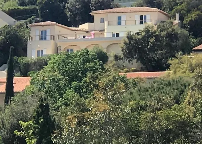 Elegante Vue 180 A 5 Min Luxe Et Confort Garantis Le Lavandou